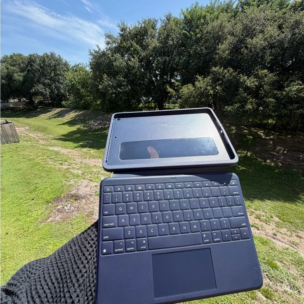 Logitech Rugged Combo3 Touch keybord case with trackpad for iPad 7th/8th/9th Gen